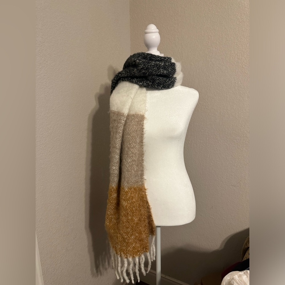 Madison 88 Thick Scarf